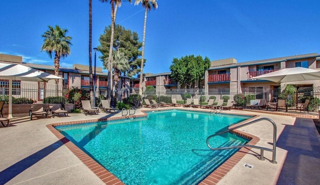 1 Bedroom (King), 800 Ft2 On Second Floor W/Balcony Overlooking Heated Pool.