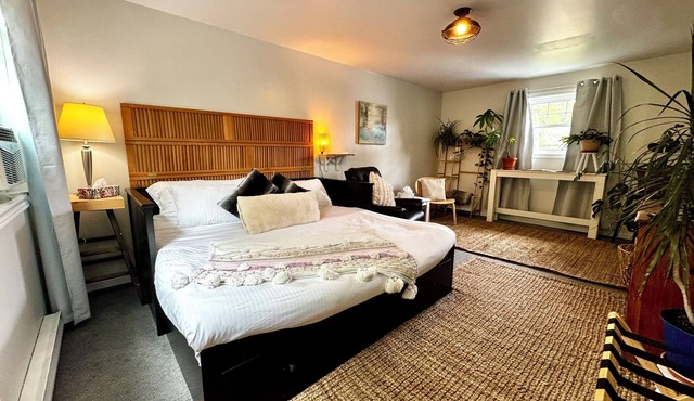 1 bedroom Suite: Kitchenette, parking, central - upper level