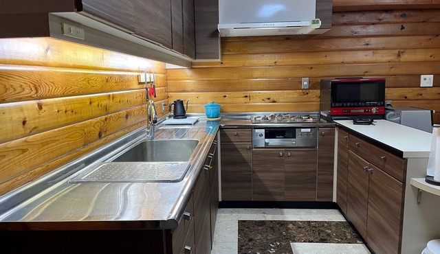 1 couple per day Balcony with a view of the Seto Inland Sea, private space with friends and family, private time! (3 Western-style rooms and 1 Japanese-style room) Pets are allowed.