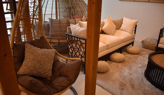 10-minute walk to American Village! Private villa with pool