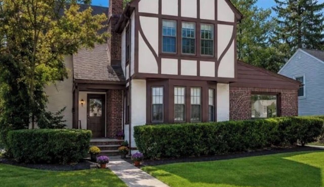 15 min. to WORLD CUP. 30toNYC. HOT TUB & DRIVER. Sleep 6-8. 3BR Luxury Home with