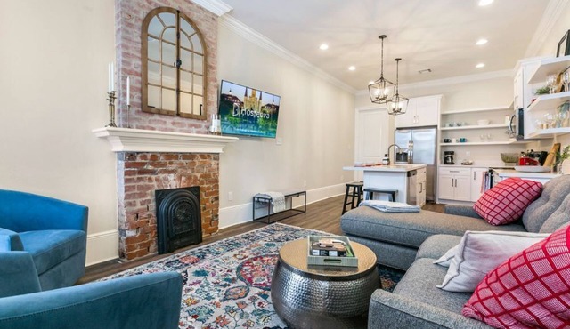15% OFF Monthly | 10% OFF Weekly-Hosteeva | Vibrant3BR Steps to St. Charles Ave