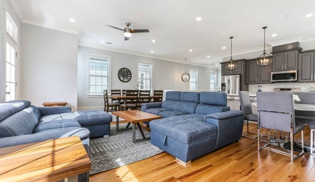 15% OFF Monthly | 10% OFF Weekly-Hosteeva Spacious 5BR Urban Retreat w Balcony & Pool