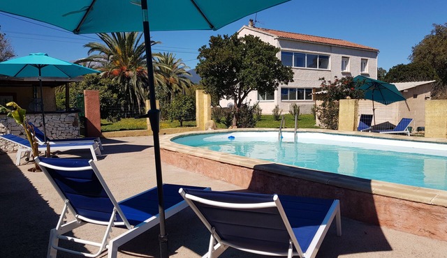 15 pers. pool/sea/mountain view/1 km from the sea