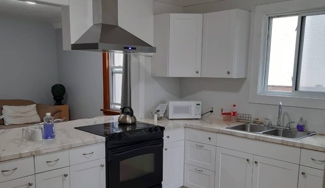 1500 sq ft House, 7 beds, full kitchen, free parking, Free laundry, clean,