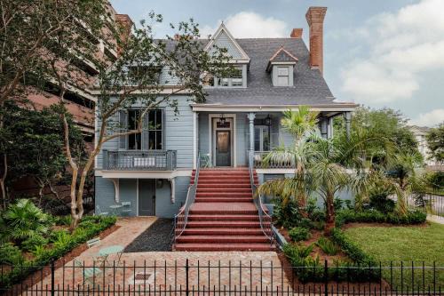 18 bedroom Garden District Mansion Shared Pool