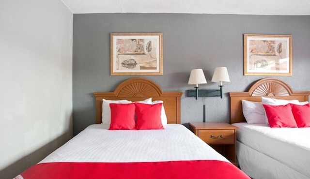 2 Accommodations near Appleton Museum of Art with Outdoor Swimming Pool