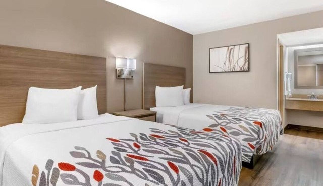 2 Affordable Rooms Close to Reid Park Zoo w/Pool