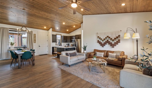 2 BD/2BA Cabin Escape W/Views of National Forest
