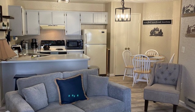2 bed 2 bath, Cozy White Mountain Condo – Single Level, Upstairs Unit!