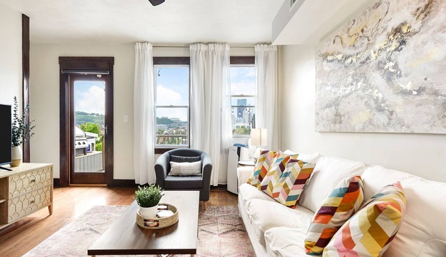 2 Bedroom/2 Bath- 5 mins to stadiums - BEST CITY VIEWS - Free parking!