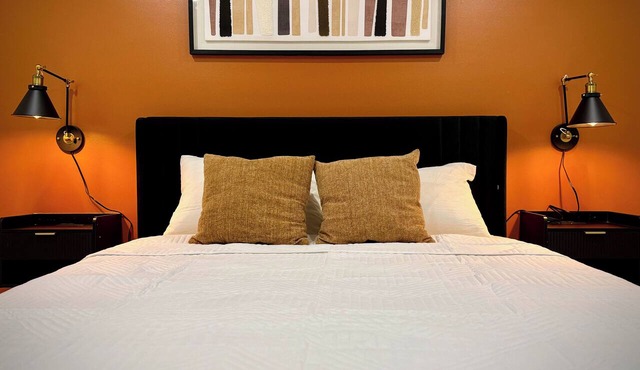 2-bedroom apartment in serene Utica with Fast WiFi for relaxing stays