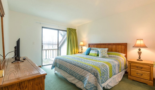 2 Bedroom Condo in Lakeside Resort Community (1 King & 2 Queen Beds)