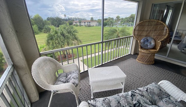 2-Bedroom Condo/pool, pickle ball-Great Community!