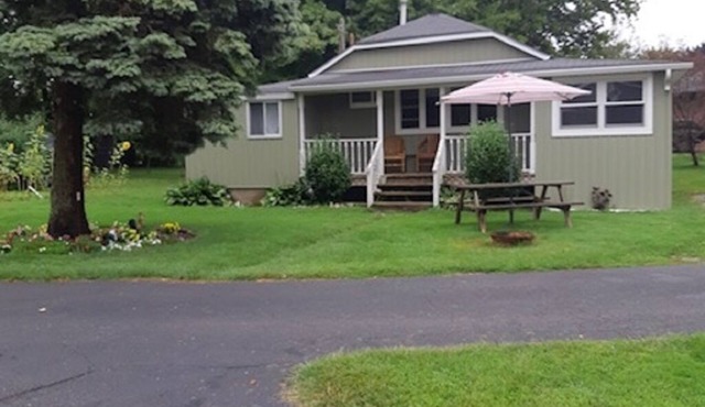 2 bedroom cottage plus a childrens' loft on the stunning Lake Erie shoreline
