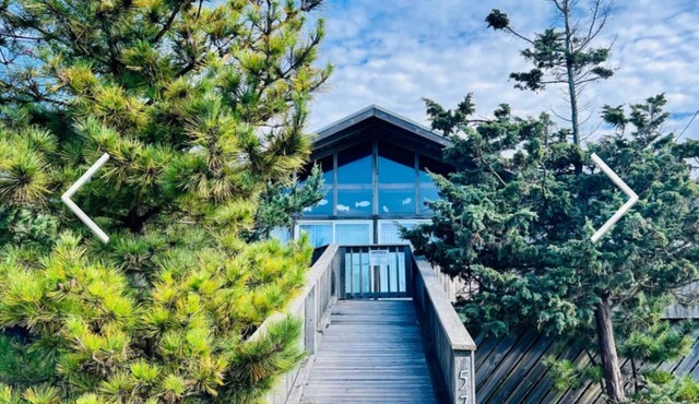 2-bedroom designer bungalow with Hot Tub, 1GB FiOS, AC, steps from the beach