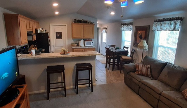 2-bedroom estate in soothing Show Low with cool AC on 5 quiet acres