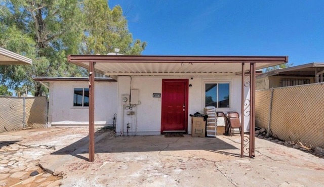 2-bedroom townhome in beautiful East Tucson with AC comfort and affordability