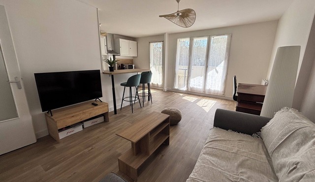 2 bedrooms in a renovated apartment - Metro 11 and RER E stations