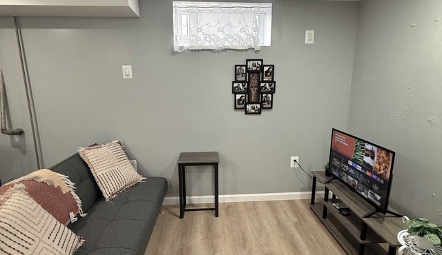 2 beds, 1 bath, 1 car private parking NOT sharing 31days & up
