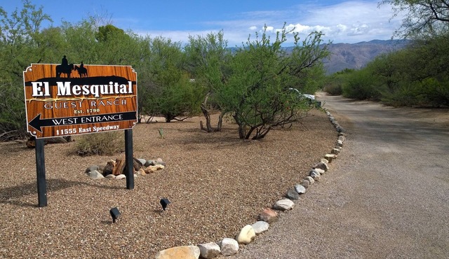 2 BR HOME ON 10.5 ACRE GUEST RANCH, POOL! Sleeps 5! Full Kitchen, Private, BBQ!