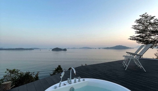 2 BR Villa with Breathtaking Ocean View for 10 Ppl