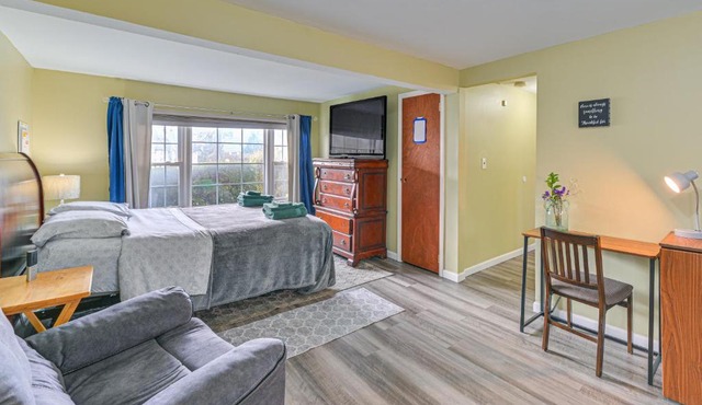 2 Mi to UBS Arena: WFH-Friendly Couple's Retreat