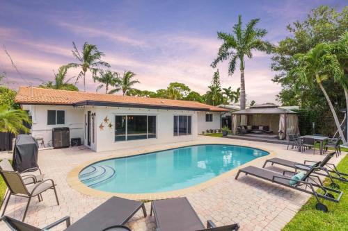 2 miles to Beach~ Pool ~Cabana~ Pool Table