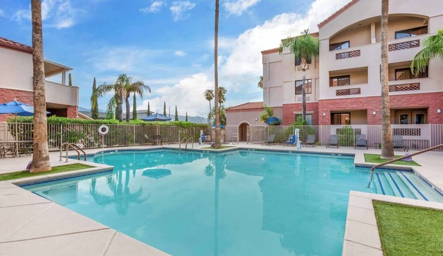 2 Spacious Suites w/Free Parking, Mini Golf & Pool Access l Ideal for Families
