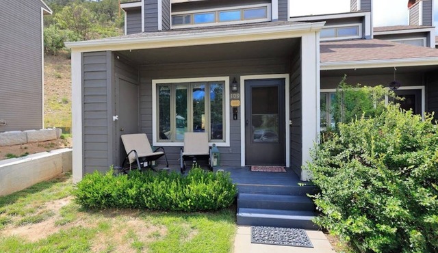 2-story townhouse + loft with fast WiFi, wood fireplace & great location