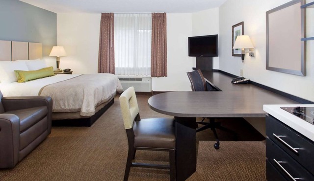 2 Units of Queen Suite w/Kitchen l Near Shopping, Dining & Local Parks