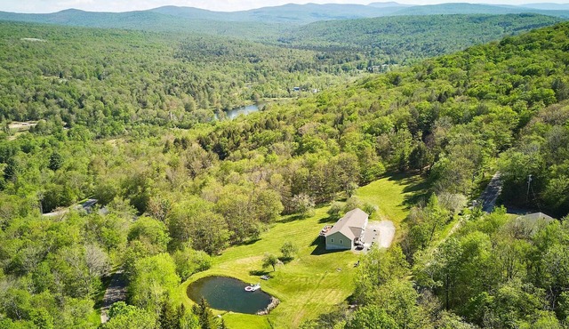 20 Acre Swimming Pond, Kayaks, Catskills Family Getaway with Hot Tub, Game Room