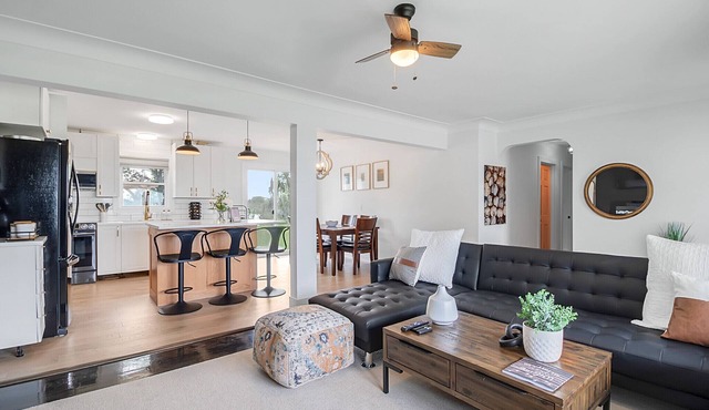 3 bdr cottage w/pool & hot tub-close to marina & golf course