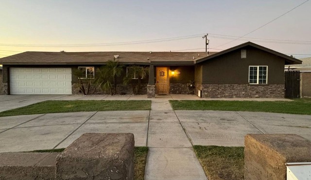3-bedroom house with AC, WiFi, in the center of the city
