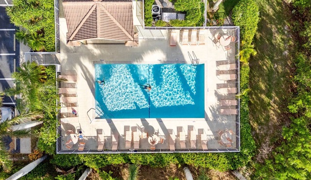 3-bedroom Luxury Condo moments from Marco Island & Naples! The Perfect Getaway!