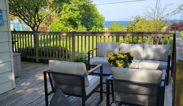 3 Min walk to the beach and town, 3 Bed, 2 Bath house!