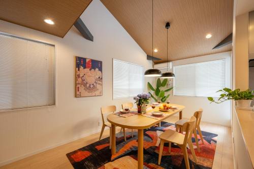 4 Bedrooms Vacation house for 8, Limousine bus to Haneda Airport, Direct bus to Disney, Free Parking available, 5-minute walk to the station , 2 toilets, 70inch TV