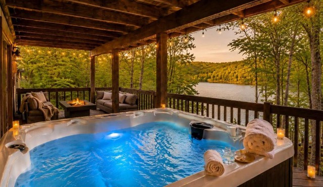 4 BR Lakeside House in Woods