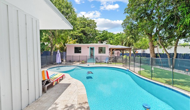 4BR Las Olas hidden Gem w/Pool, Game Room, 25 min FIFA2026, BBQ & mini golf