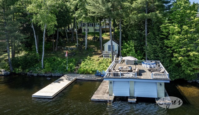 5 Bed Cottage & 2 Bunkies! Boathouse Rooftop Deck with Sunsets!