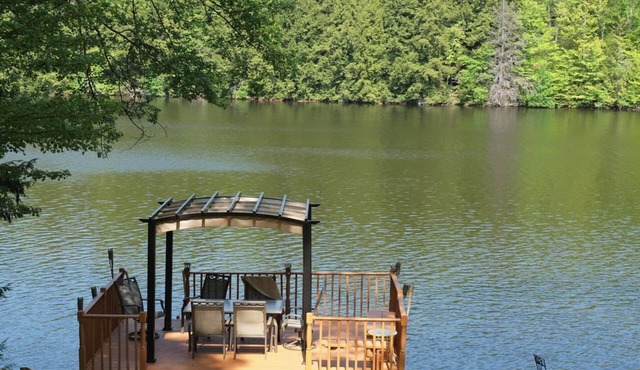 5 Bedroom Lakefront, Hot Tub, Game Room, Private Yard, Deck, kayaks