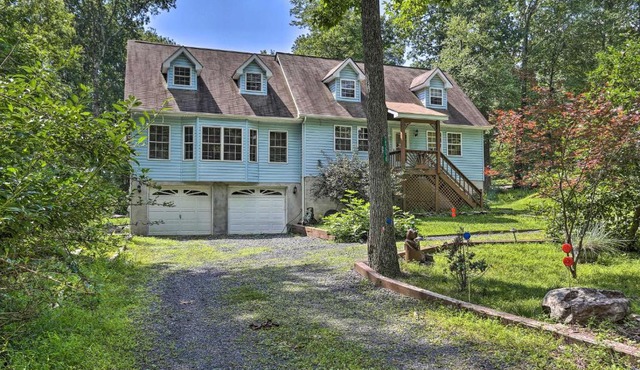 5 Mi to Camelback: Henryville Home w/Hot Tub!