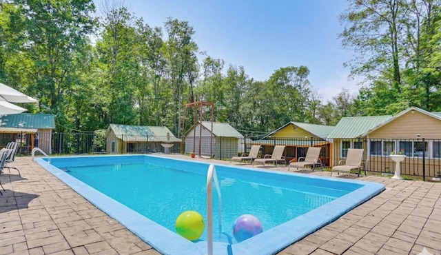 5 Mi to Swinging Bridge Reservoir: Cabin w/Porch!