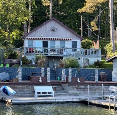 5 Min to Colgate, Pet Friendly, Sleeps 6
