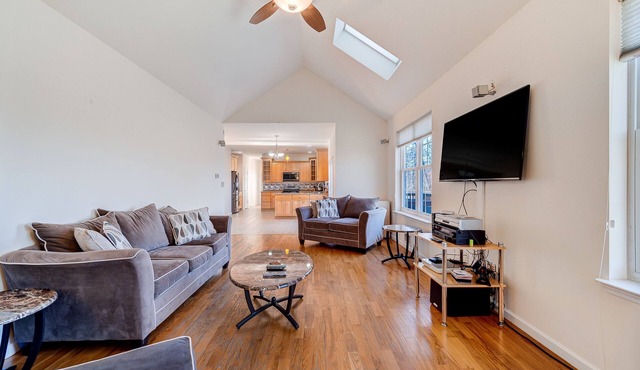 6 bedroom colonial house