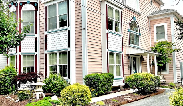 6 Bedrooms/5 Baths/Rooftop Deck/Steps to the Beach