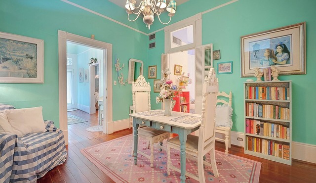 6 BR/3BA Victorian Dollhouse, JAZZFEST, Streetcar, French Quarter, Sleeps 12!