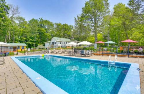 6 Mi to Bethel Woods: Cabin w/Pool Access