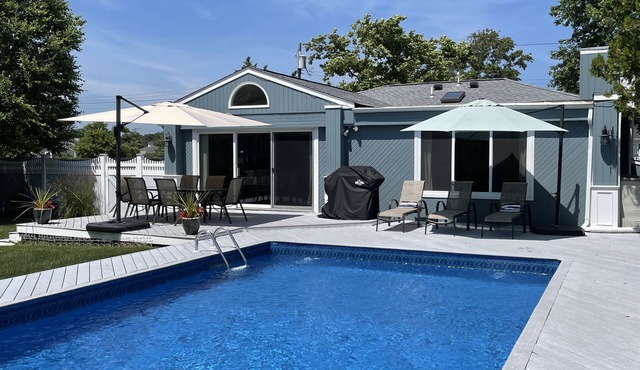 7-26 to 8-2/8-23 to 8-30 AVAILABLE Private Pool Steps from Moriches Bay