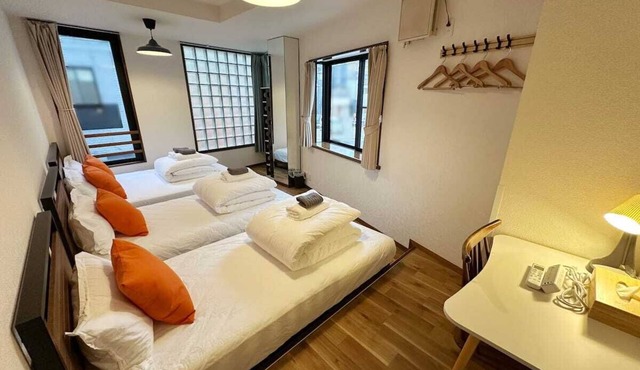 7 min walk from nearest station, near Otsuka station on Yamanote line, 4 lines and 4 stations available. ‼️ Walking distance from Ikebukuro, super convenient transportation. ‼️ 55.67 ㎡ on 2nd floor, for large groups, ideal for family/group travel.
